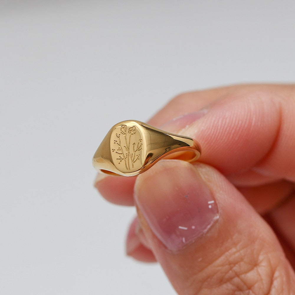 Image of the Jolie Ring – a delicate and feminine ring with subtle elegance, ideal for adding charm to casual or dressy outfits.

