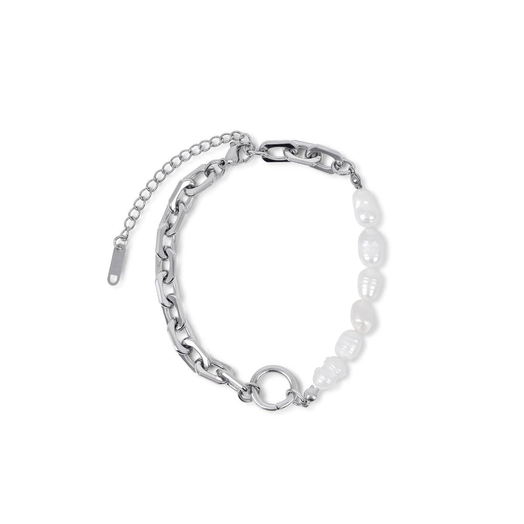 Image of the Midnight Star Bracelet – an 18K gold stainless steel bracelet with starry details, inspired by the beauty of the night sky.

