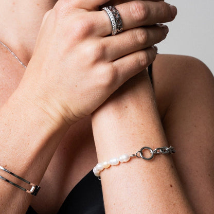 Image of the Midnight Star Bracelet – an 18K gold stainless steel bracelet with starry details, inspired by the beauty of the night sky.

